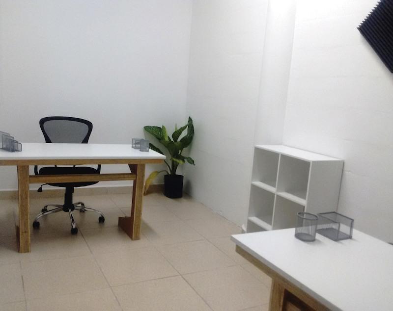 Interior de oficina privada grande en Kiin Hub Cowork Playacar