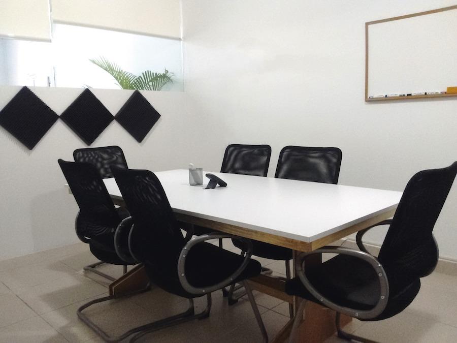 Sala de juntas en Kiin Hub Cowork Playa del Carmen con pantalla HD y fibra óptica